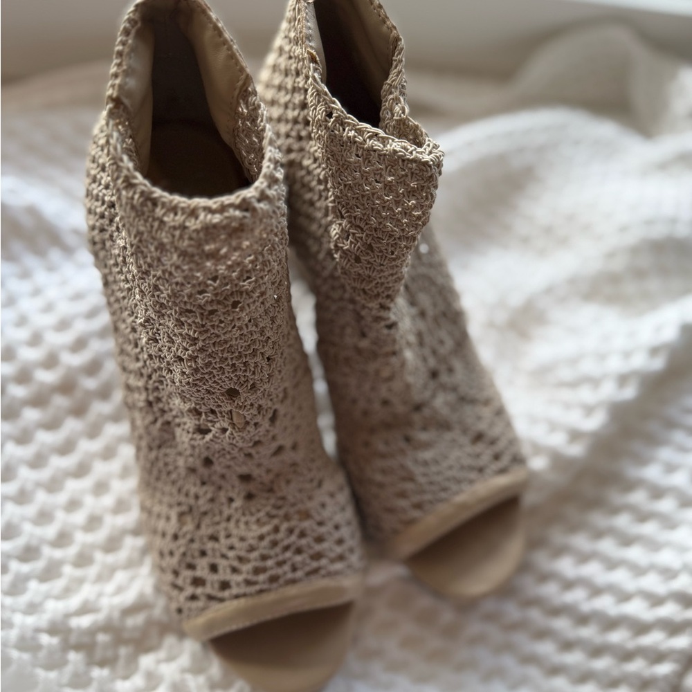 Jessica Simpson Tan stretch Crochet Heeled Boots size 6.5